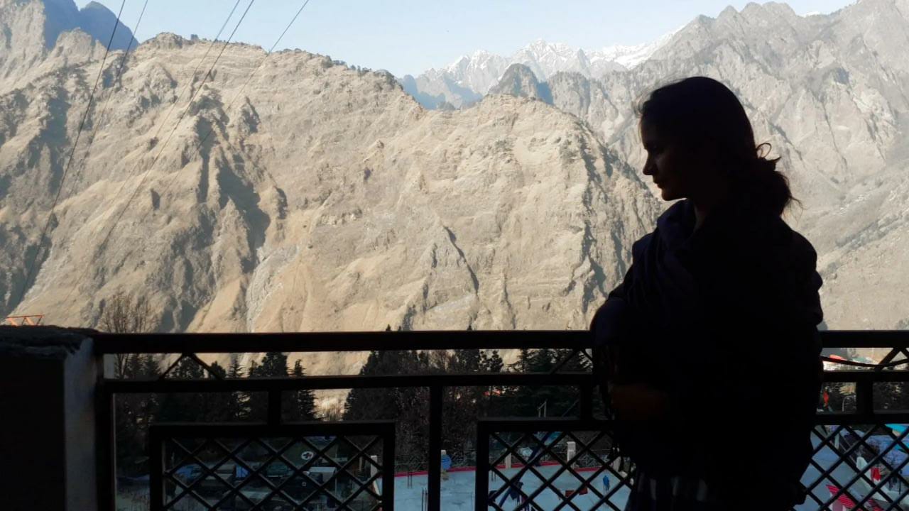 views of mountains  from  tripa homestay joshimath